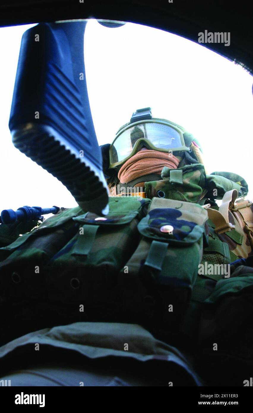 PFC. Dexter Pitts, 2nd Battalion, 14th Infantry Regiment, mans una torretta di cannoni su un Humvee durante un'esercitazione di fuoco dal vivo di un convoglio mercoledì in Kuwait. ca. 22 giugno 2004 Foto Stock