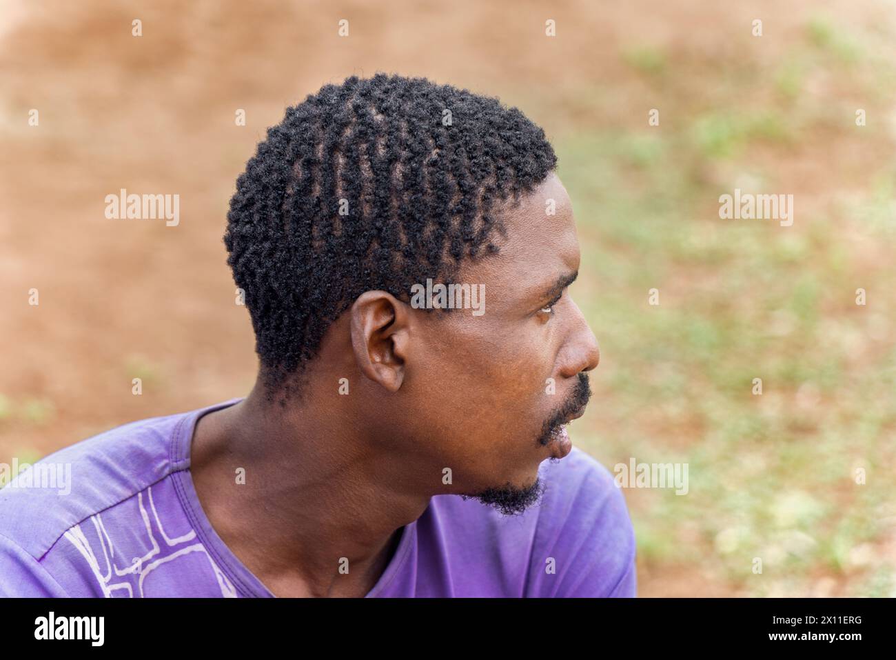 ritratto di un uomo africano, all'aperto nel villaggio Foto Stock