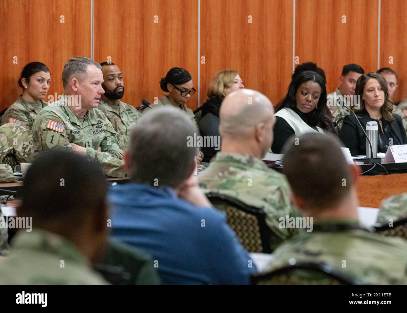 Il generale Todd R. Wasmund, comandante generale della Task Force Southern European, Africa (SETAF-AF), si rivolge al pubblico durante il workshop invernale Theatre Security Cooperation (TSC) tenutosi a Caserma Ederle, Vicenza, Italia, 29 gennaio 2024 Foto Stock