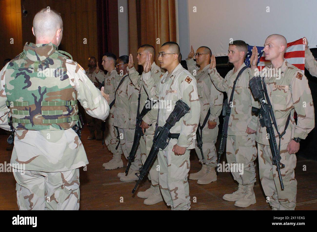 Tenente colonnello D.R. Kestle, comandante del 29th Signal Battalion, riassume 8 dei suoi soldati durante una cerimonia ca. 24 giugno 2004 Foto Stock