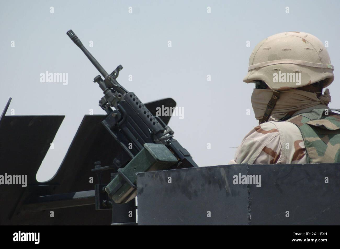 Un soldato del 201st Field Artillery Regiment mans un'arma automatica della squadra M-249 in cima a un humvee mentre era in pattuglia vicino al confine tra Iraq e Kuwait. L'unità è assegnata a fornire sicurezza ai convogli civili di camion in entrata e in uscita dall'Iraq CA. 6 settembre 2004 Foto Stock