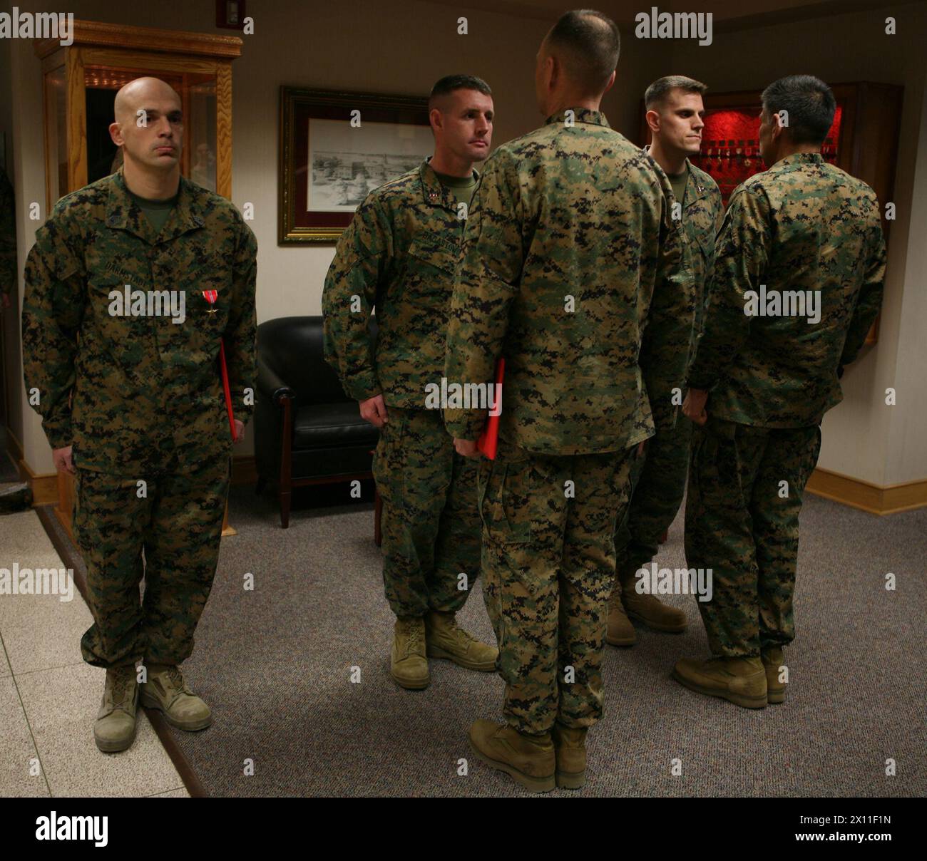 Tre Marines, precedentemente con la 1st Iraqi Army Division Military Transition Team, II Marine Expeditionary Force (Forward), sono stati premiati con le stelle di bronzo dal Brig. Gen. Juan G. Ayala (fronte a destra), il 2nd Marine Logistics Group comandante generale, e Sgt. Maggiore William T. Stables (fronte a sinistra), il 2nd MLG sergente maggiore, presso il 2nd MLG quartier generale, a bordo di Camp Lejeune, N.C., 21 gennaio. I Marines, Gunnery Sgt. Eric L. Darmstadt (a sinistra), Chief Warrant Officer 3 Chad E. Bacastow (in secondo piano) e Capt. Edward H. Miller (in secondo piano), ricevettero i loro premi per le loro azioni mentre erano schierati in Iraq fr Foto Stock