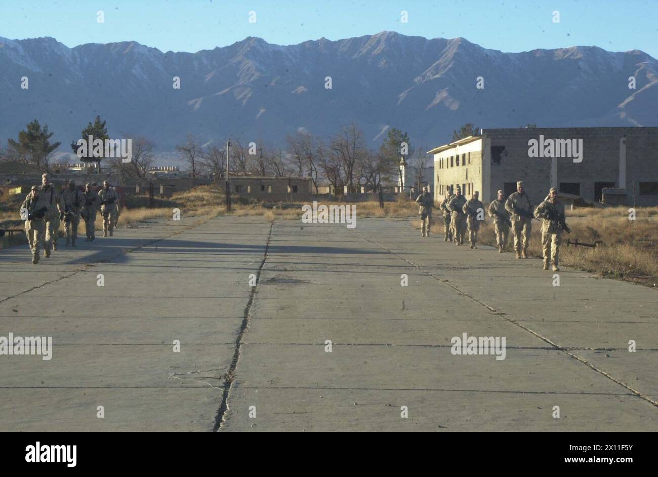 I soldati della 10th Mountain Division pattugliano Bagram Airfield, Afghanistan, 5 gennaio 2002. Foto Stock