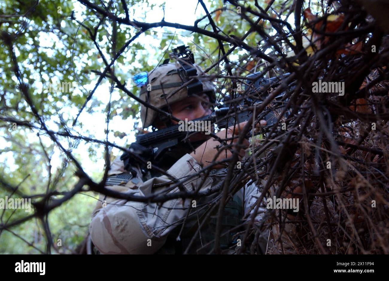 Justin Kelly si prepara a sparare contro il nemico durante le operazioni del 2 agosto 2004 nei pressi di Avgani Iraq. Foto Stock