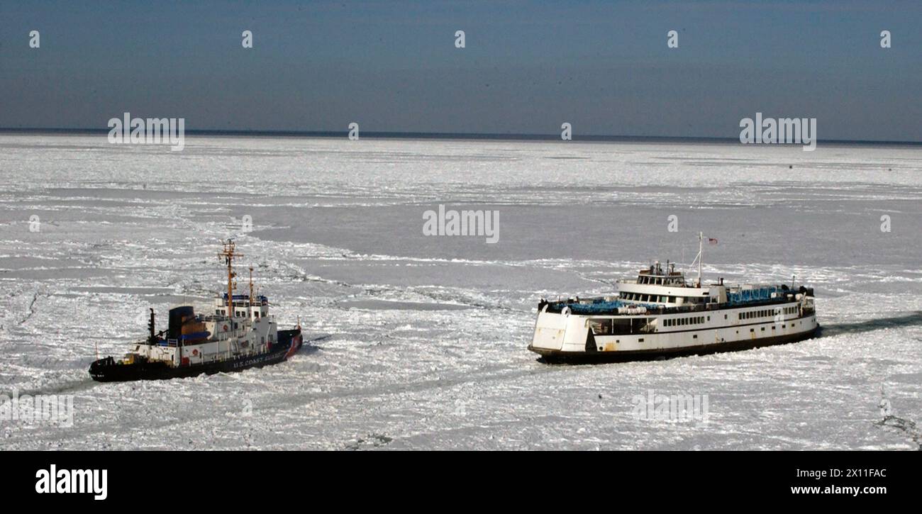 NANTUCKET ISLAND, Mass. (30 gennaio 2004)-- il CGC Morro Bay, un rimorchiatore di ghiaccio di 140 piedi da New London, Conn., rompe una pista nello stretto di Nantucket per il traghetto passeggeri Nantucket, che corre tra Nantucket Island e Hyannis, Massachusetts. Il traghetto ha un programma drasticamente limitato, poiché temperature inferiori allo zero hanno causato il peggior congelamento della zona in un decennio. Foto Stock