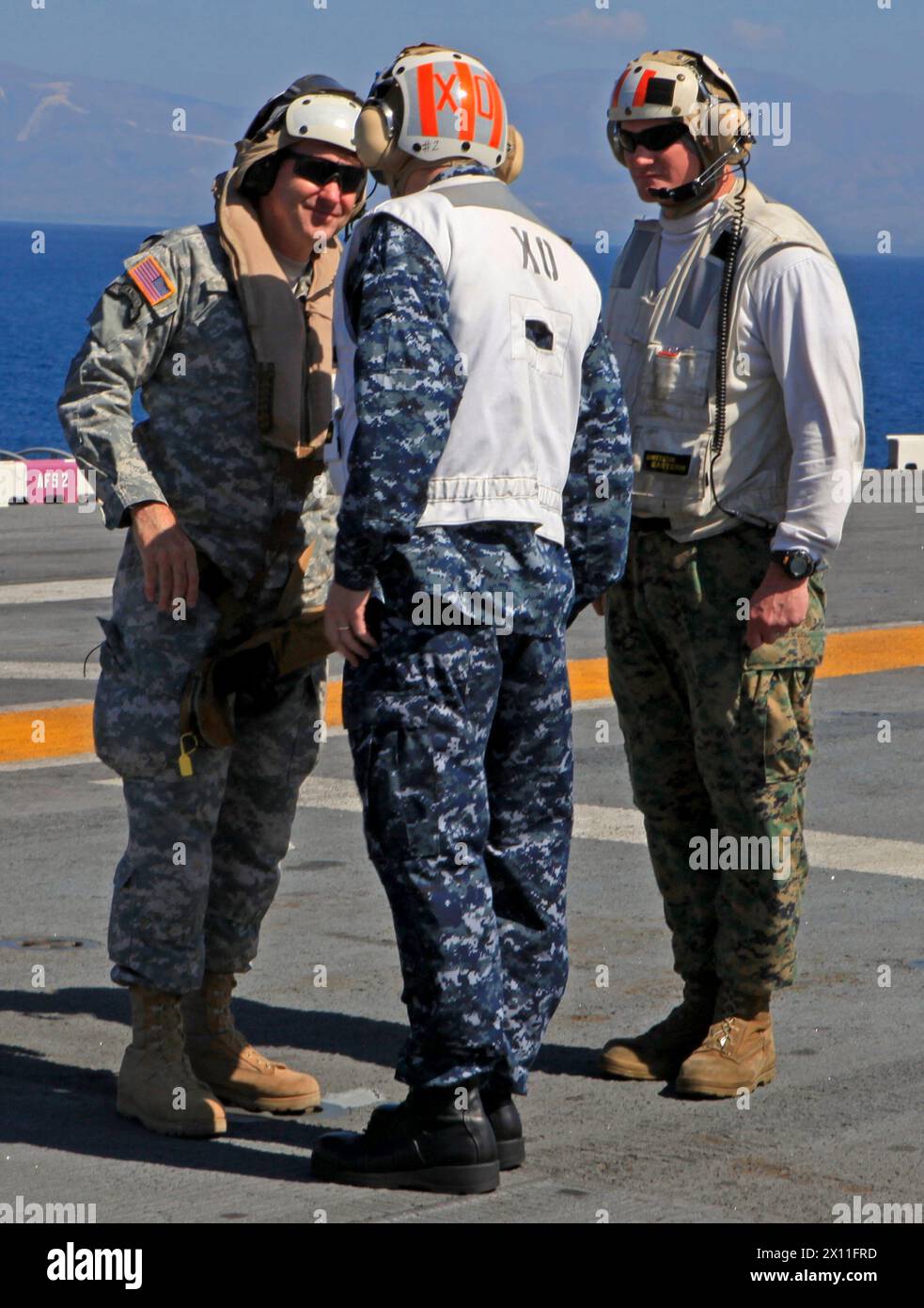 Il comandante Mike McMillan (centro), ufficiale esecutivo della USS Bataan, dà il benvenuto a bordo del tenente generale Ken Keen (a sinistra), comandante della Joint Task Force Haiti, sulla nave, 25 gennaio 2010. La 22nd Marine Expeditionary Unit ha condotto missioni di assistenza umanitaria e soccorso in caso di calamità in tutta Haiti dal 19 gennaio. Foto Stock