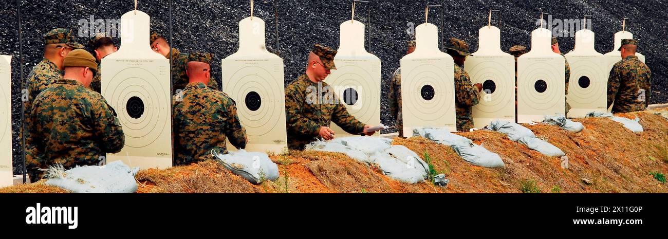 Il tenente Enming Luo, ufficiale esecutivo per il quartier generale e il Battaglione di servizio, 3rd Marine Division, III Marine Expeditionary Force, tiene traccia dei punteggi dei suoi compagni Marines durante le partite della far East Division a Camp Hansen, 19 gennaio 2010. Foto Stock