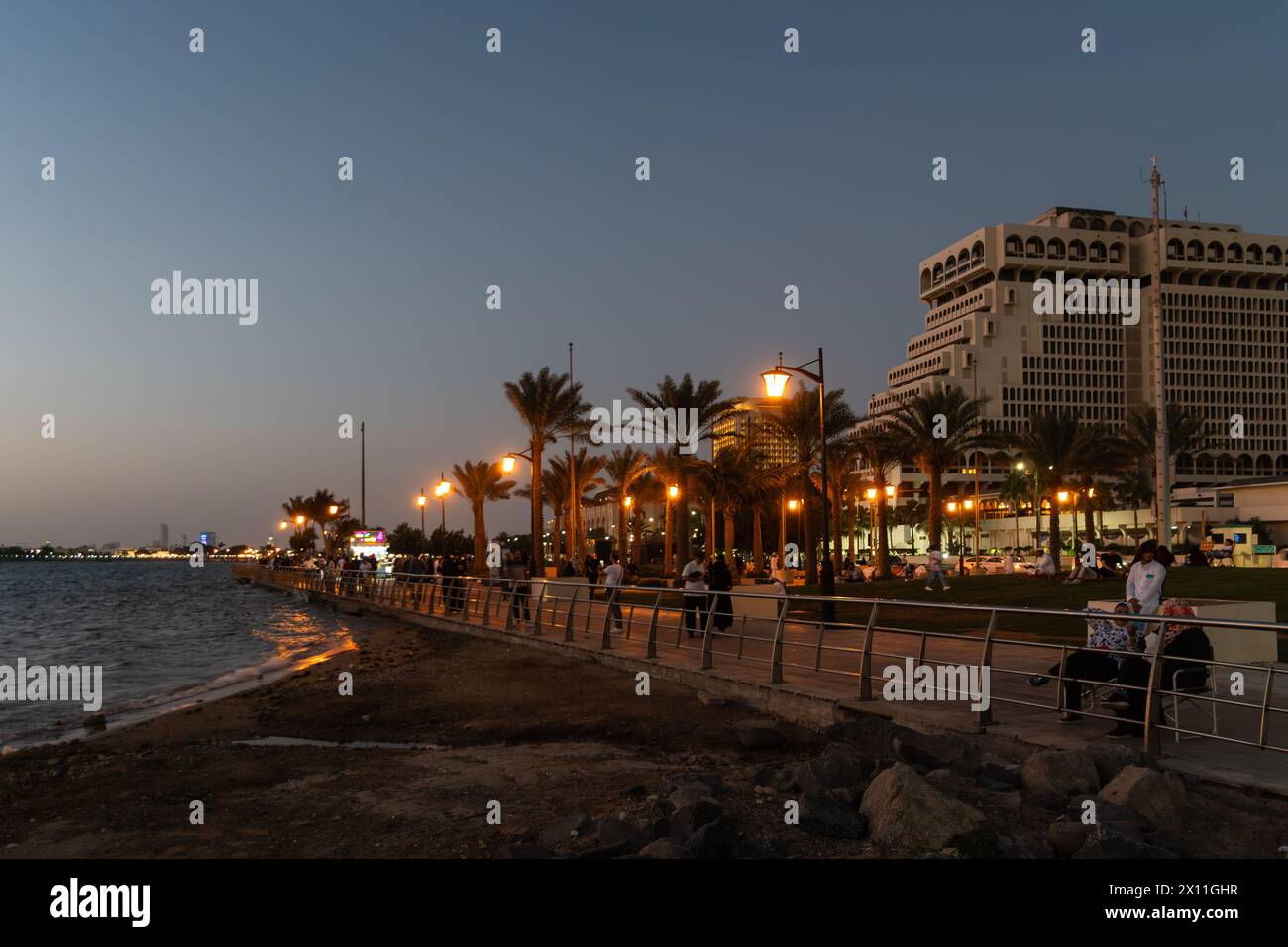 Jeddah, Arabia Saudita - gennaio 30 2023: Le persone si godono il crepuscolo presso la Corniche di al-Hamra sul Mar Rosso in Arabia Saudita. Foto Stock