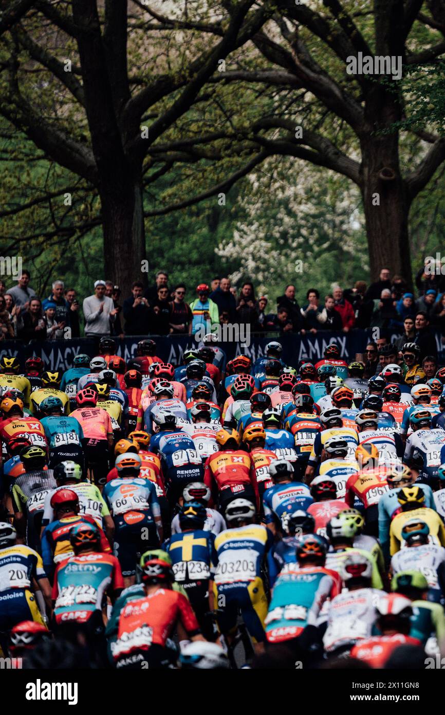 Valkenberg, Paesi Bassi. 14 aprile 2024. Foto di Zac Williams/SWpix.com - 14/04/2024 - Ciclismo - 2024 Amstel Gold Race - il peloton. Crediti: SWpix/Alamy Live News Foto Stock