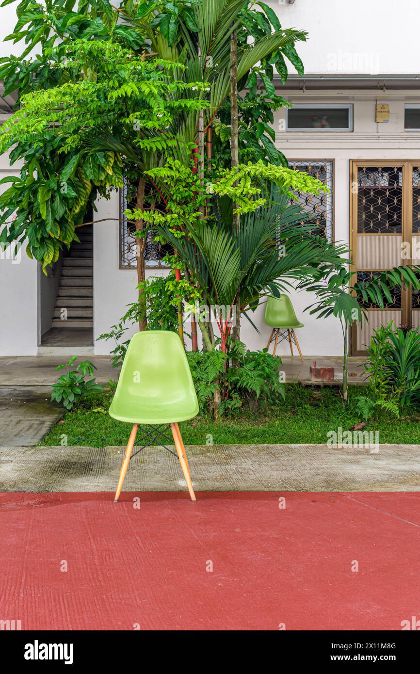 Dettaglio urbano di una sedia verde fuori da una casa nella pittoresca enclave di Tiong Bahru Estate, Singapore Foto Stock