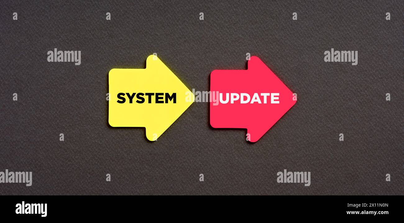 La parola System si aggiorna sugli adesivi a forma di freccia su sfondo blu. Aggiornamento software o aggiornamento del sistema operativo per mantenere aggiornato il dispositivo con ADD Foto Stock