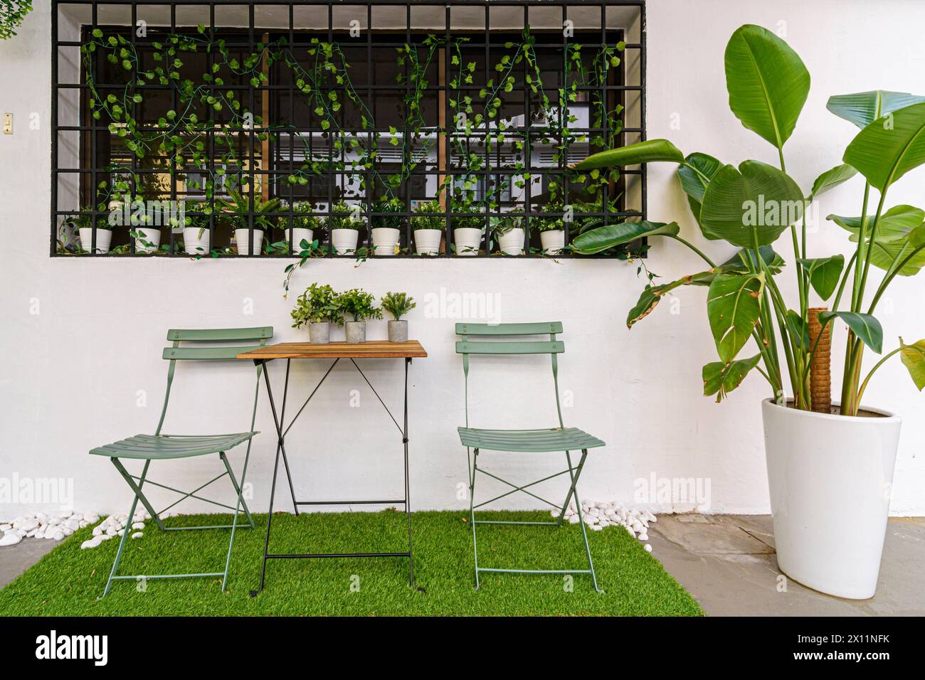 Dettagli urbani di tavoli e sedie e piante in vaso fuori da una casa nella pittoresca enclave di Tiong Bahru Estate, Singapore Foto Stock