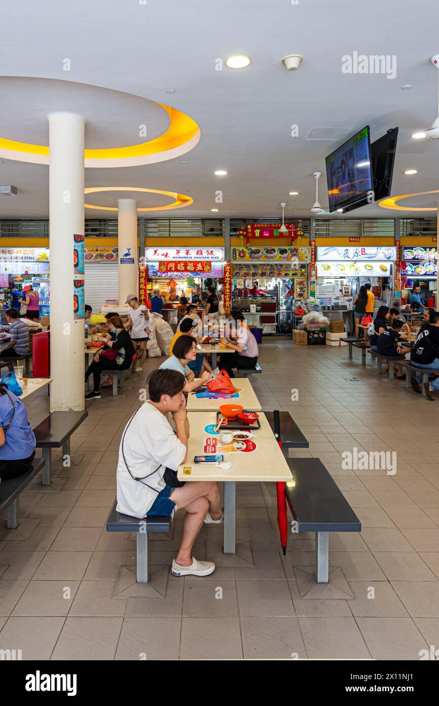 Hawker Centre presso l'edificio del mercato di Tiong Bahru nella tenuta di Tiong Bahru, Singapore Foto Stock
