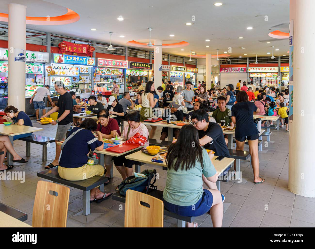 Centro Hawker nell'edificio del mercato di Tiong Bahru nella tenuta di Tiong Bahru, Singapore Foto Stock