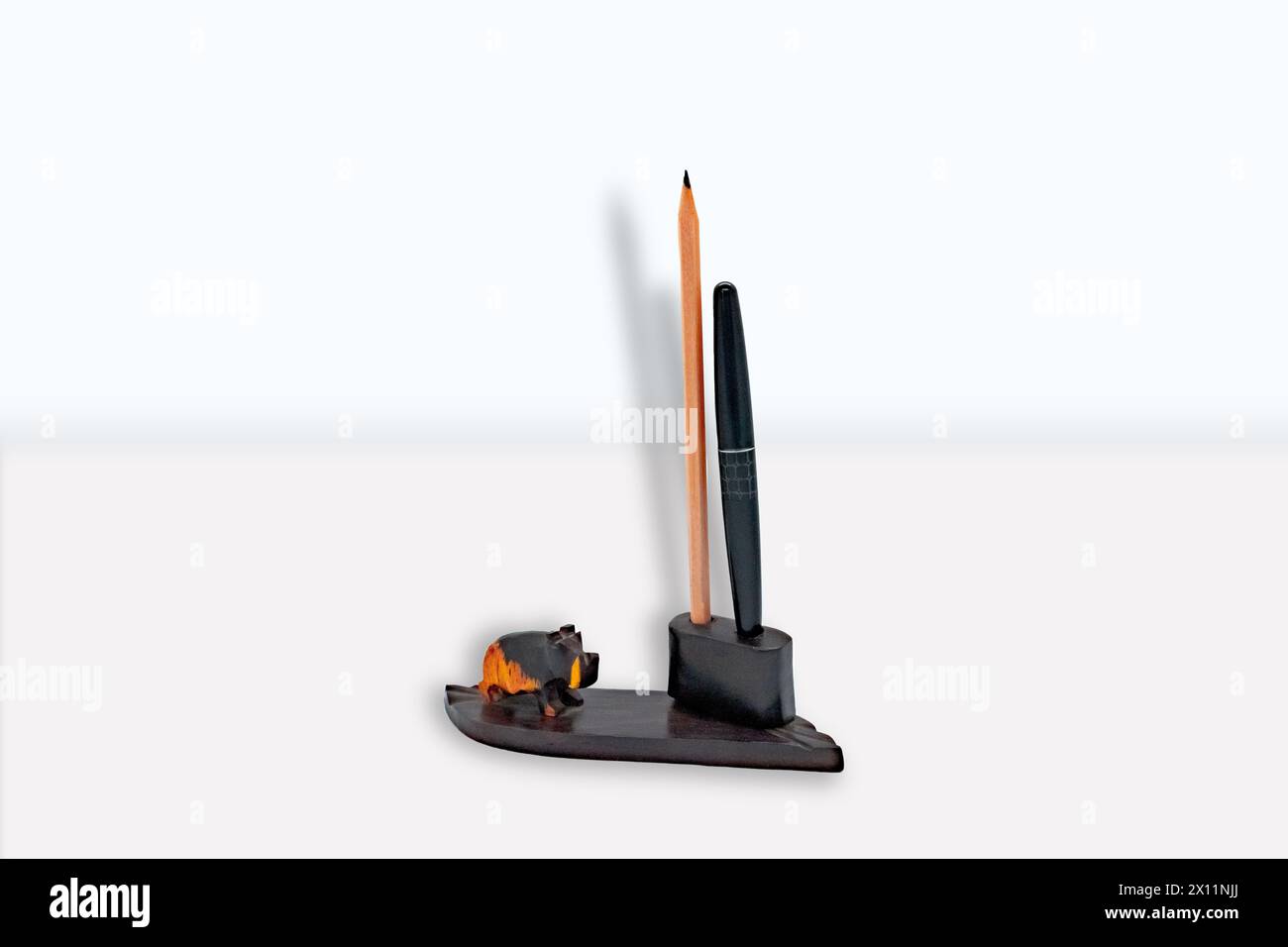 Una penna in legno e un portamatite per il tavolo da ufficio Foto Stock