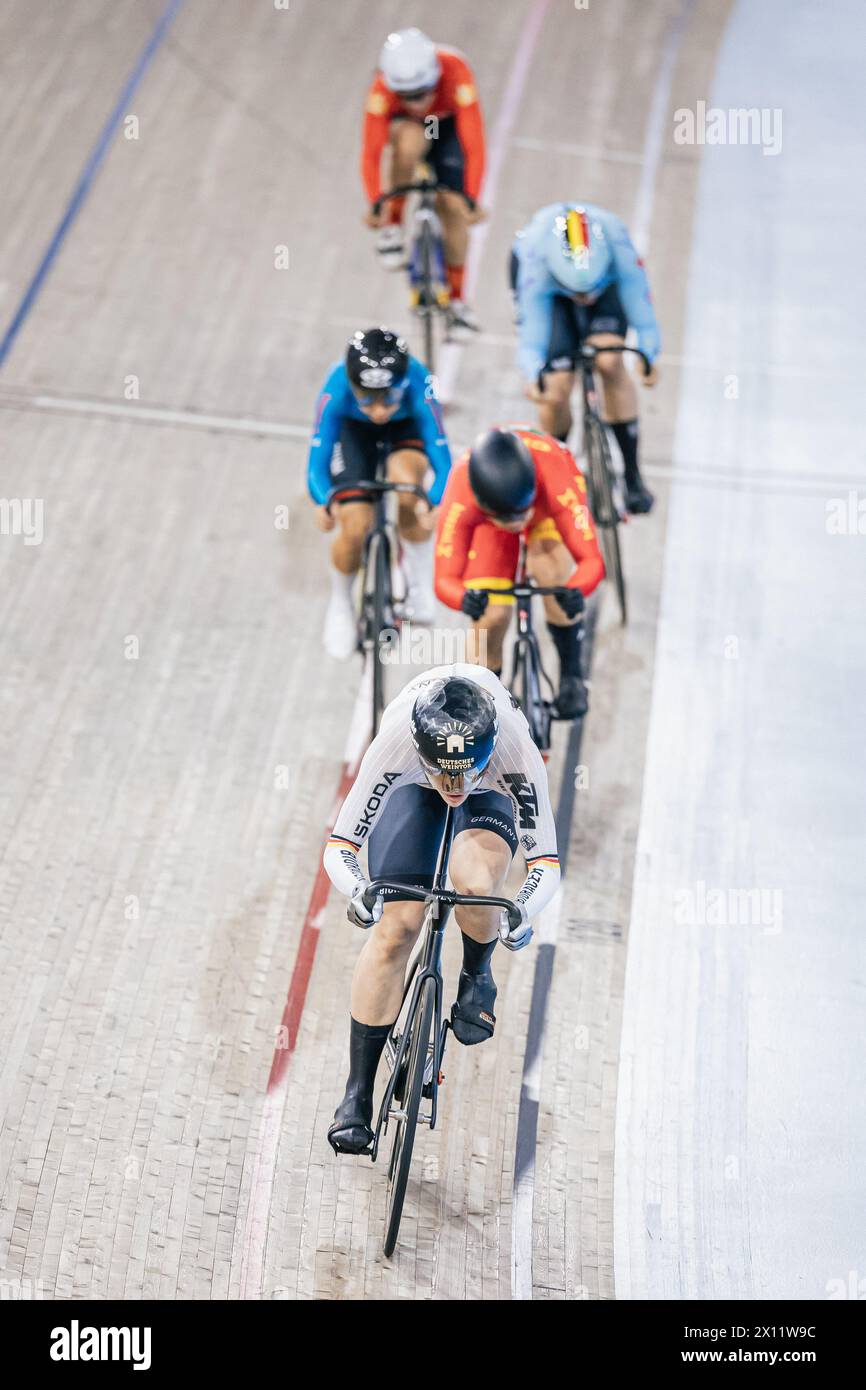 Milton, Canada. 14 aprile 2024. Foto di Alex Whitehead/SWpix.com - 14/04/2024 - Ciclismo - Tissot UCI Track Nations Cup - terzo turno: Milton - Mattamy National Cycling Centre, Milton, Ontario, Canada - donna Keirin primo round - Julie Nicolaes del Belgio, Lijuan Wang della Cina, Shahd Mohamed dell'Egitto, Alessa-Catriona Propster della Germania, Cho Yiu Yeung di Hong Kong crediti: SWpix/Alamy Live News Foto Stock