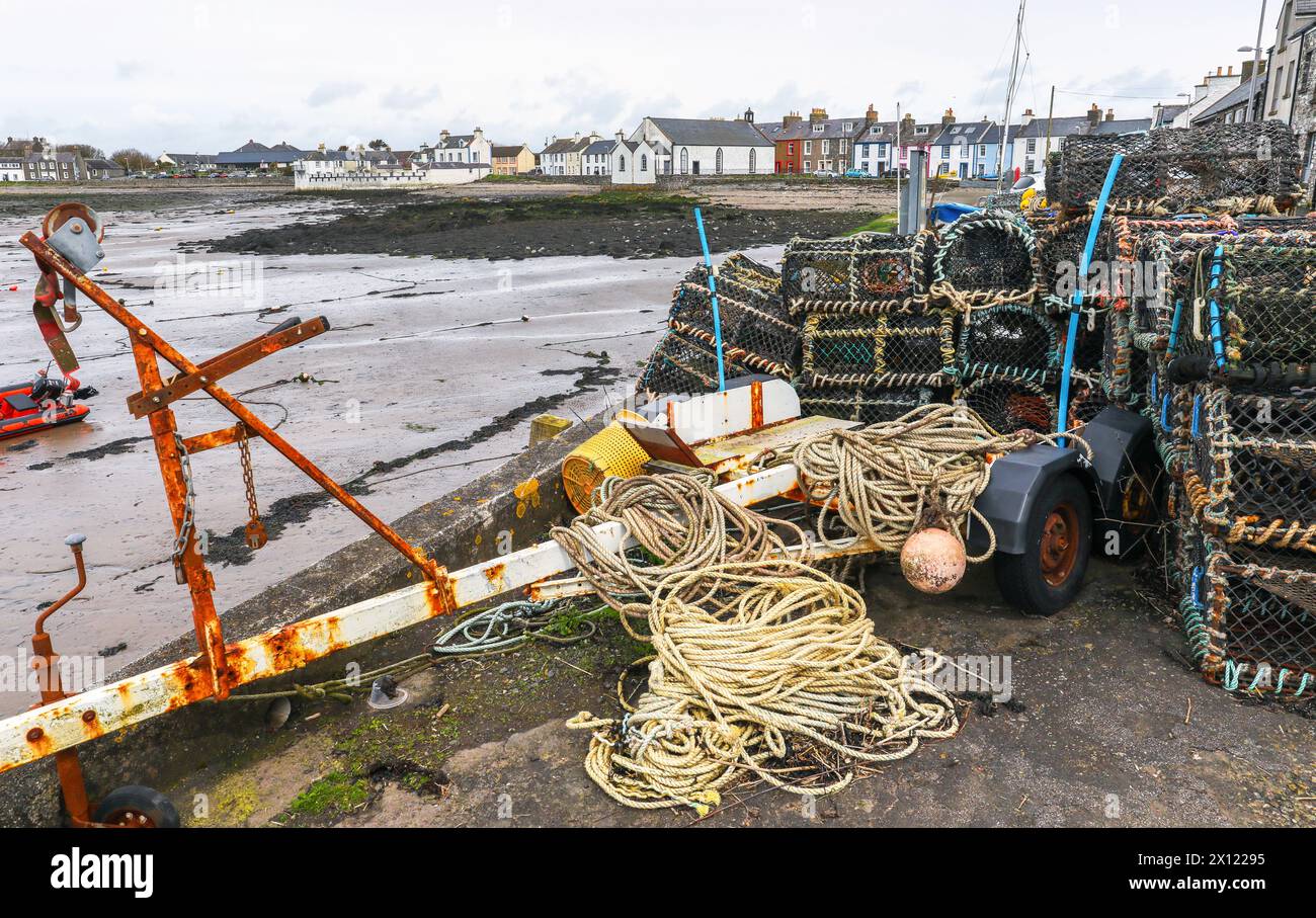 Porto dell'Isola di Whithorn con vasi di aragosta e corde e galleggianti da pesca, Dumfries e Galloway, Scozia, Regno Unito Foto Stock