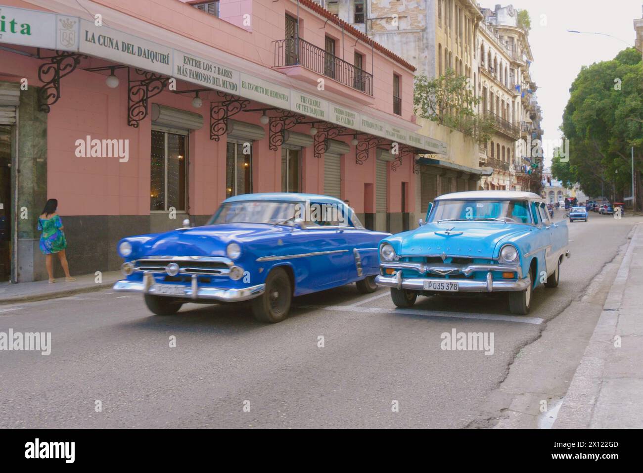 Havana, Cuba - 10 GENNAIO 2022 - Centro Habana, classiche auto americane anni '1950. Centro dell'Avana con auto d'epoca. Le colorate auto cubane d'epoca americane classiche del 1950 guidano sulla strada dell'Avana vecchia. Viaggi a Cuba Foto Stock