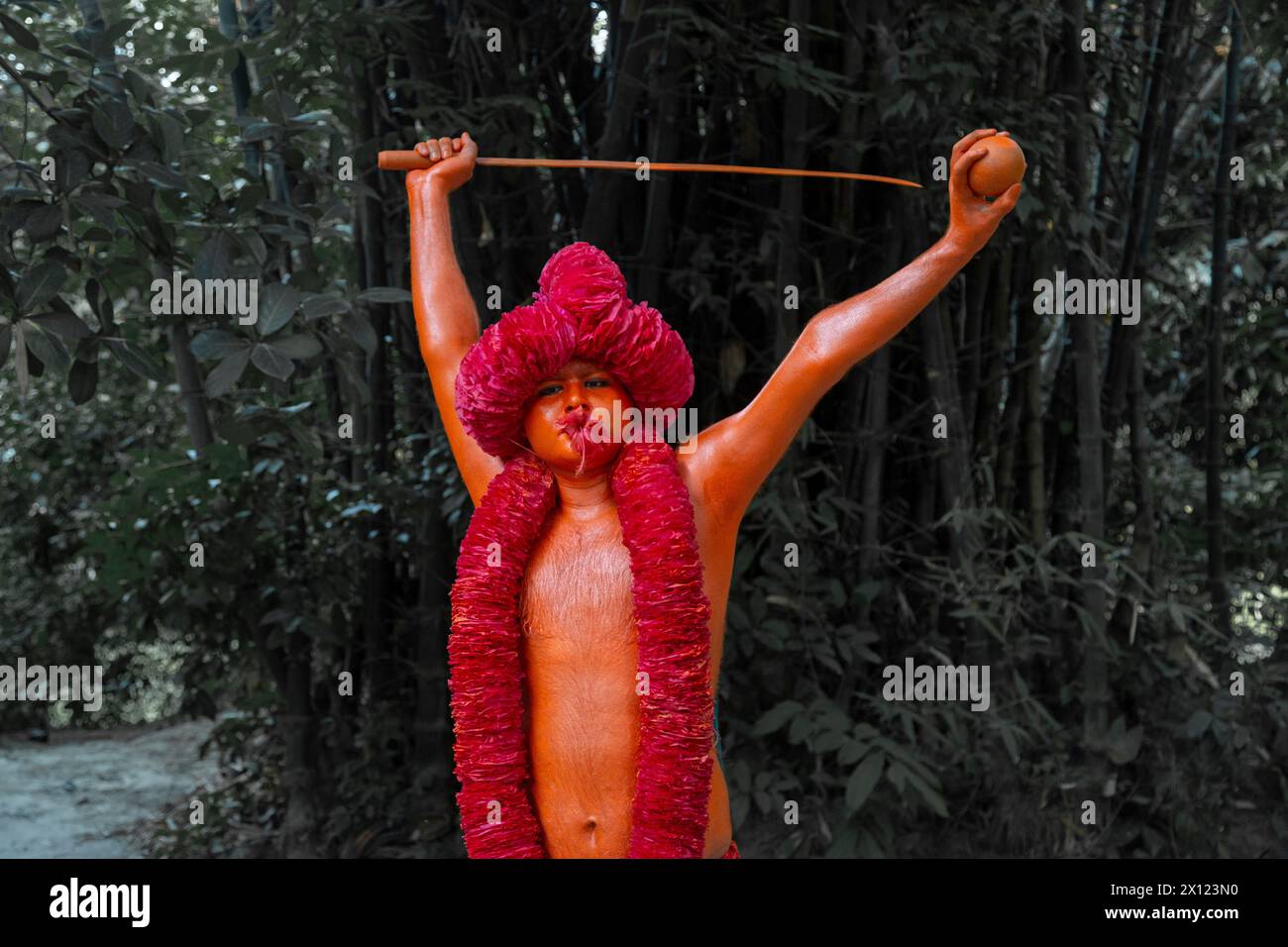 I devoti indù ballano con le spade per celebrare il festival Lal Kach, che segna l'ultimo giorno dell'anno Bangla ad Abdullahpur, Munshiganj. Foto Stock