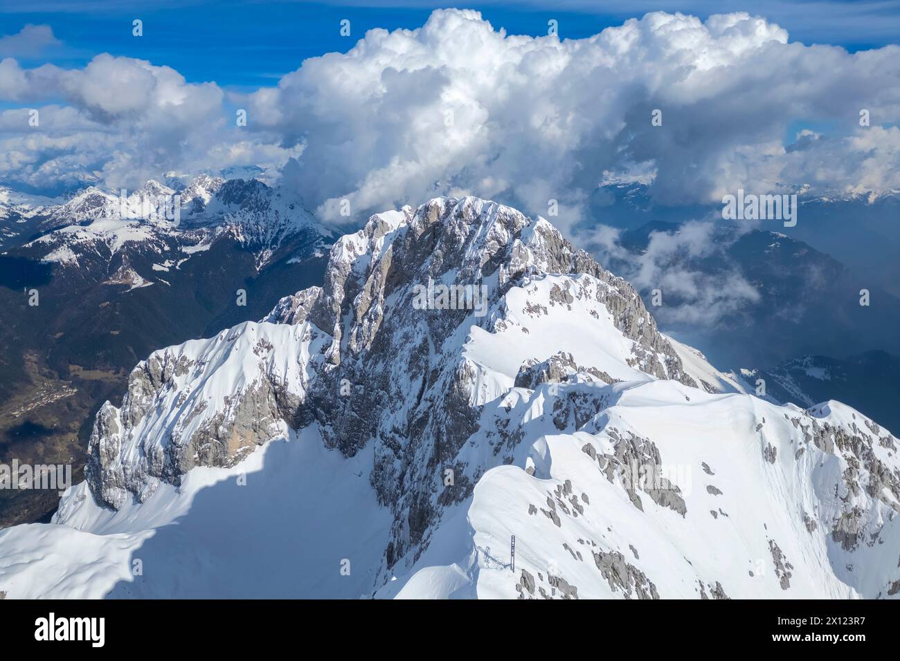 Panorama aereo della Presolana dall'alto, coperto di neve in inverno. Val di Scalve, Bergamo, Lombardia, Italia, Sud Europa. Foto Stock