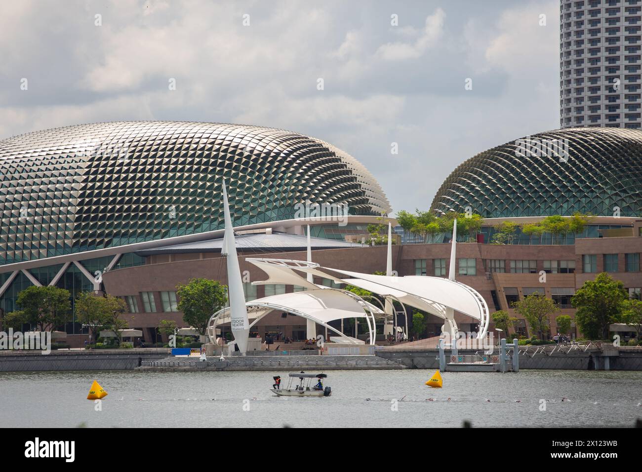 13 aprile 2024. Nuotatori d'élite competitivi che corrono in acqua sullo sfondo dell'Esplanade Theatre. Imbarcazione di sicurezza per motivi di sicurezza. Singapore. Foto Stock