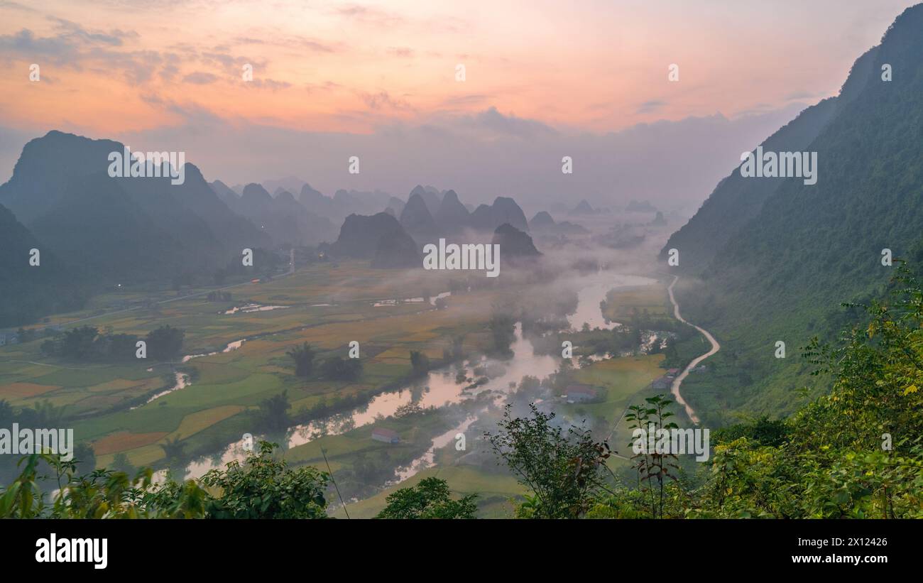 Paesaggio della montagna di Ngoc con, provincia di Cao Bang, Vietnam pieno di nebbia la mattina presto Foto Stock