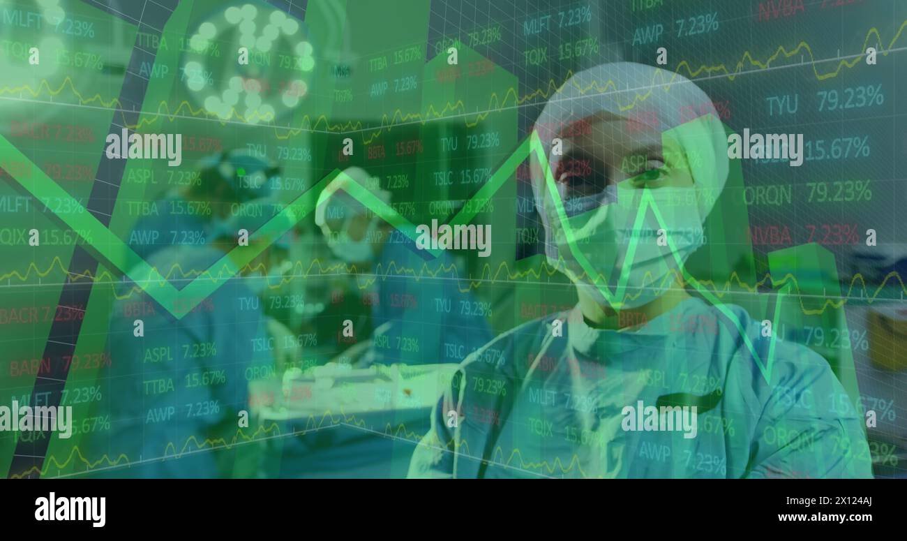 Immagine di elaborazione dei dati medici su chirurghi caucasici utilizzando tablet Foto Stock