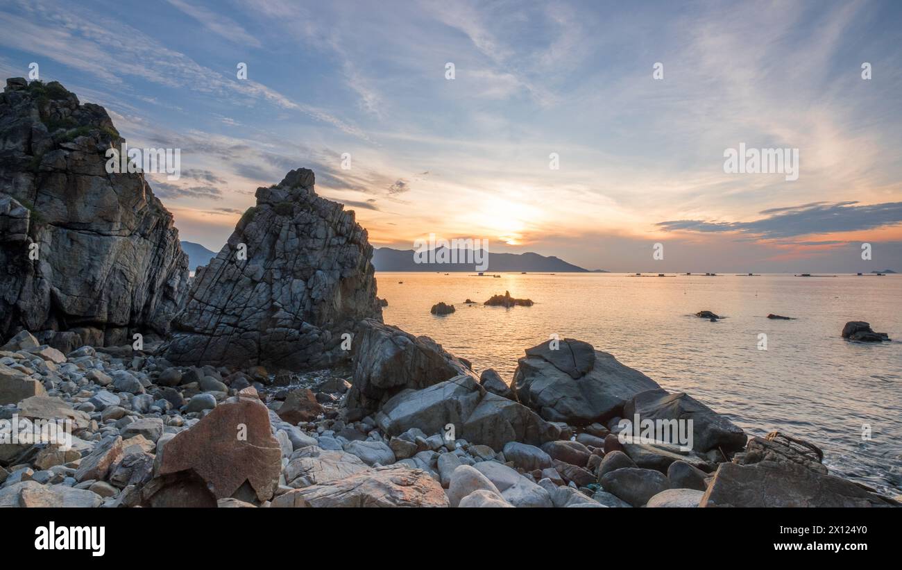 1 gennaio 2024: Alba sulla spiaggia di Nha Trang, provincia di Khanh Hoa, Vietnam Foto Stock