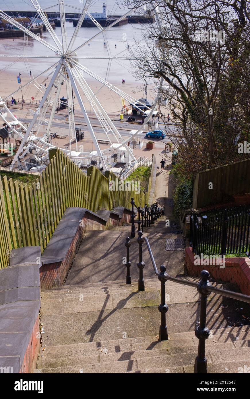 A Scarborough ci sono molti gradini giù per il lungomare Foto Stock