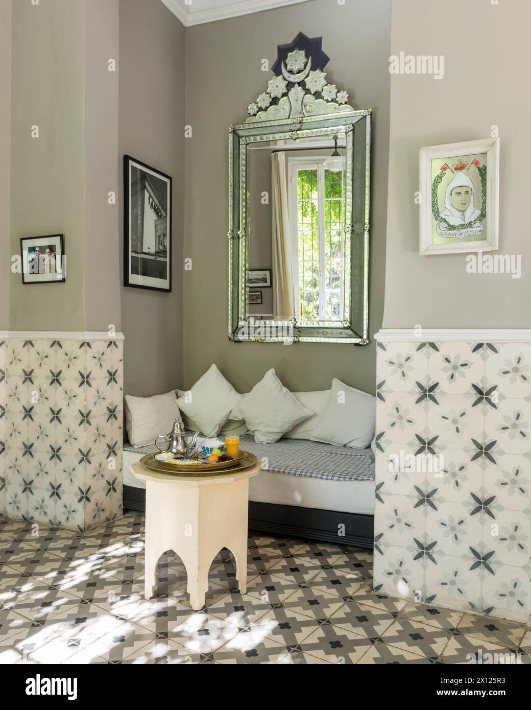 Area salotto incassata con piastrelle marocchine a Mimi Calpe, lussuosa villa francese degli anni '1950 e hotel a Tangeri, Marocco Foto Stock
