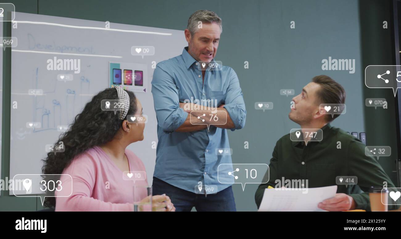 Immagine di barre di notifica su diversi colleghi che discutono della progettazione dei prodotti in ufficio Foto Stock