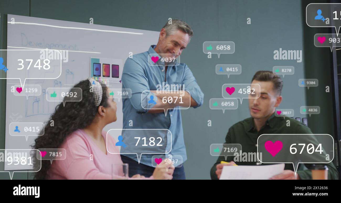 Immagine di barre di notifica su diversi colleghi che discutono della progettazione dei prodotti in ufficio Foto Stock