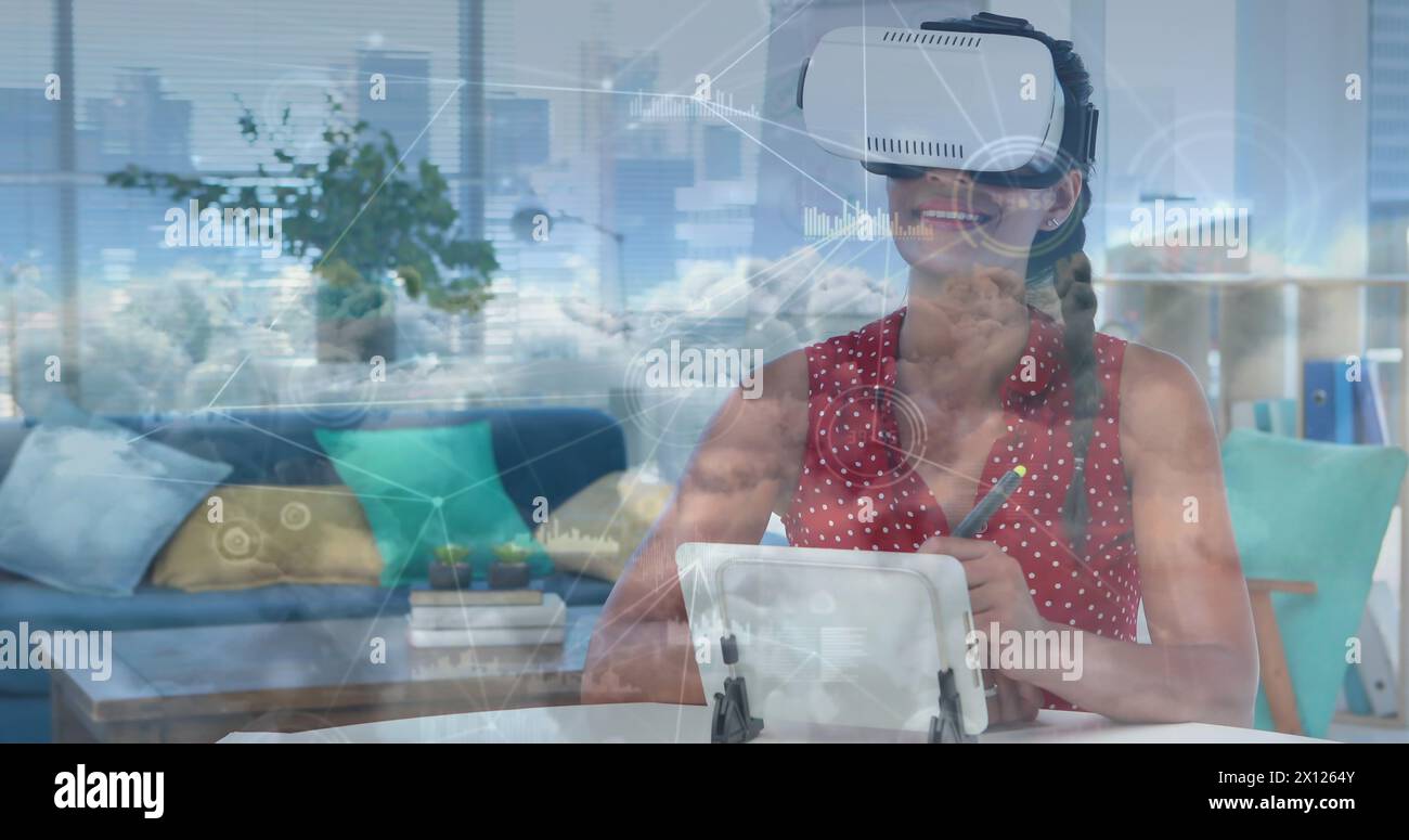 Composito digitale di una donna che indossa un visore per la realtà virtuale e un cielo nuvoloso con linee connesse Foto Stock