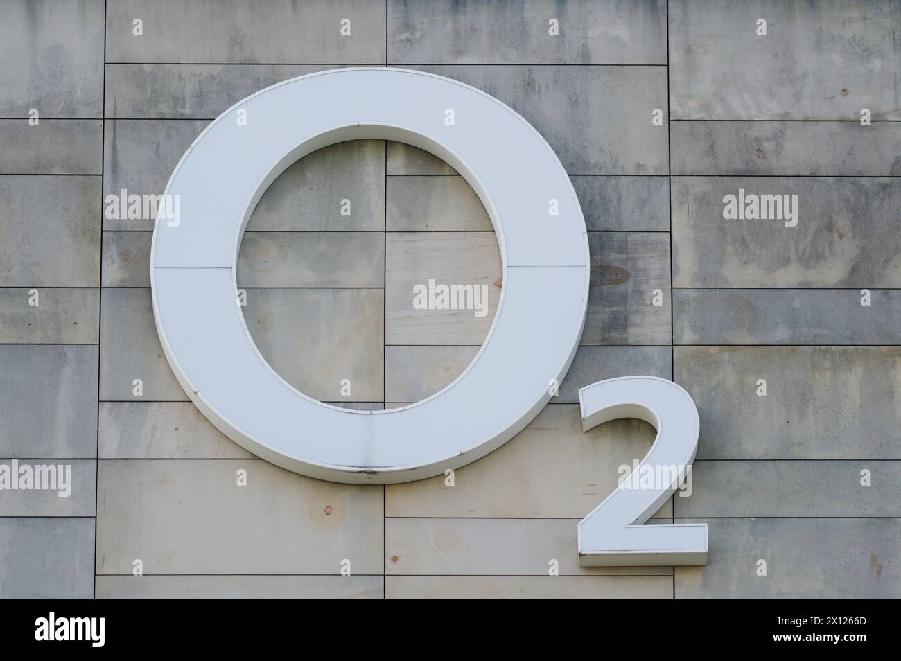 Praga, repubblica Ceca - 11 aprile 2024: Sede centrale di O2. O2 è il più grande operatore di telecomunicazioni in Cechia. Logo sul quartier generale. Foto Stock