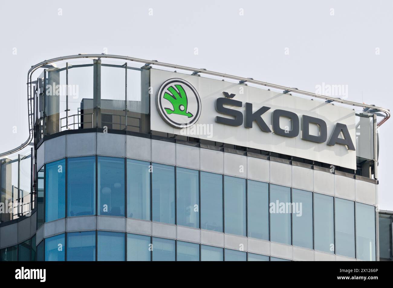 Praga, repubblica Ceca - 11 aprile 2024: Insegna della società Skoda auto. Logo in cima all'edificio. Azienda produttrice di auto tradizionali. Foto Stock