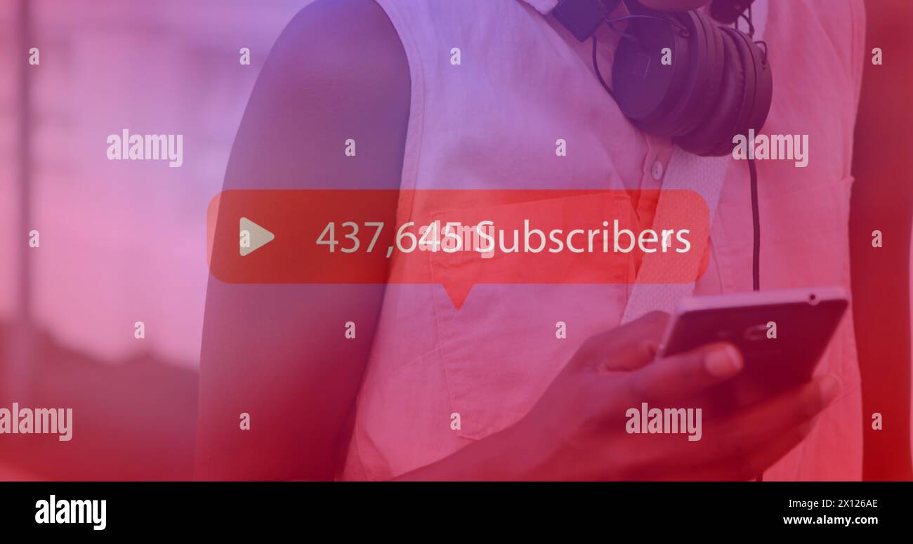 Aumento degli abbonati sulla bolla rossa del discorso contro la donna afroamericana che usa lo smartphone Foto Stock