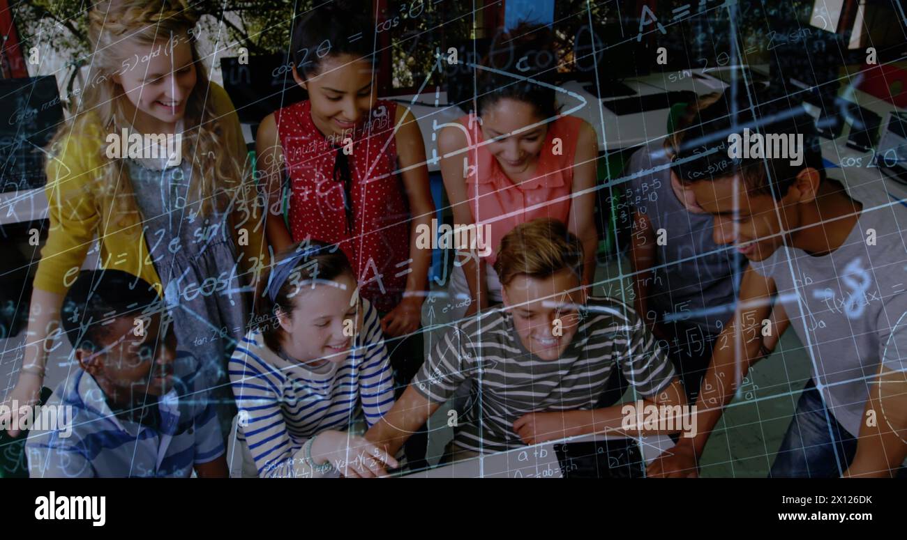 Immagine di formule matematiche che si spostano su alunni diversi e felici che lavorano su un notebook Foto Stock