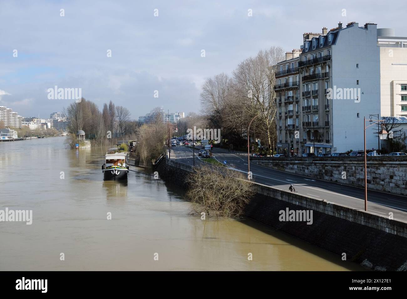 Vista dell'isola la grande Jatte dal ponte Neuilly con il Tempio dell'Amour (Neuilly-sur-Seine) a Parigi, Francia. Foto Stock