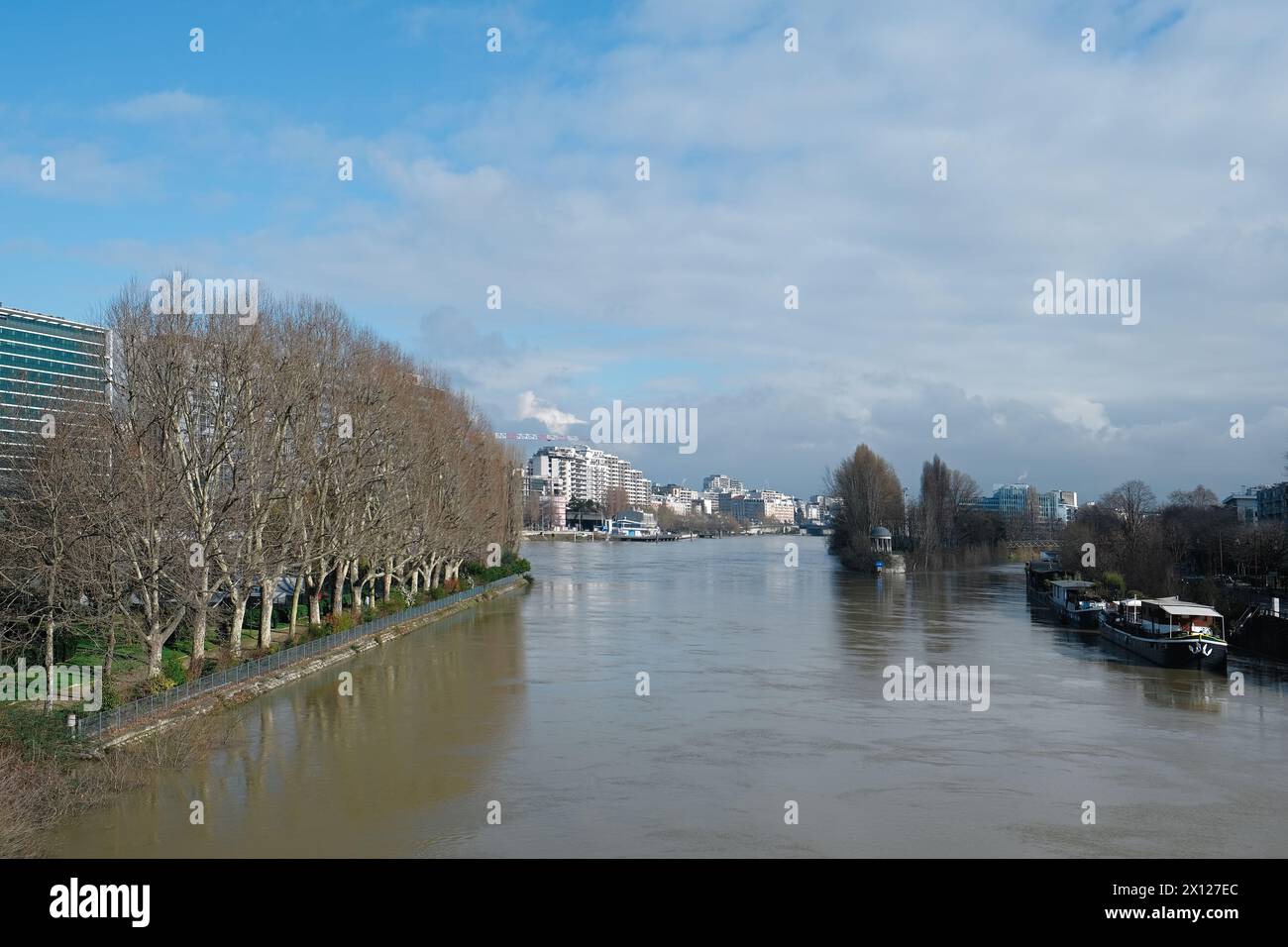Vista dell'isola la grande Jatte dal ponte Neuilly con il Tempio dell'Amour (Neuilly-sur-Seine) a Parigi, Francia. Foto Stock