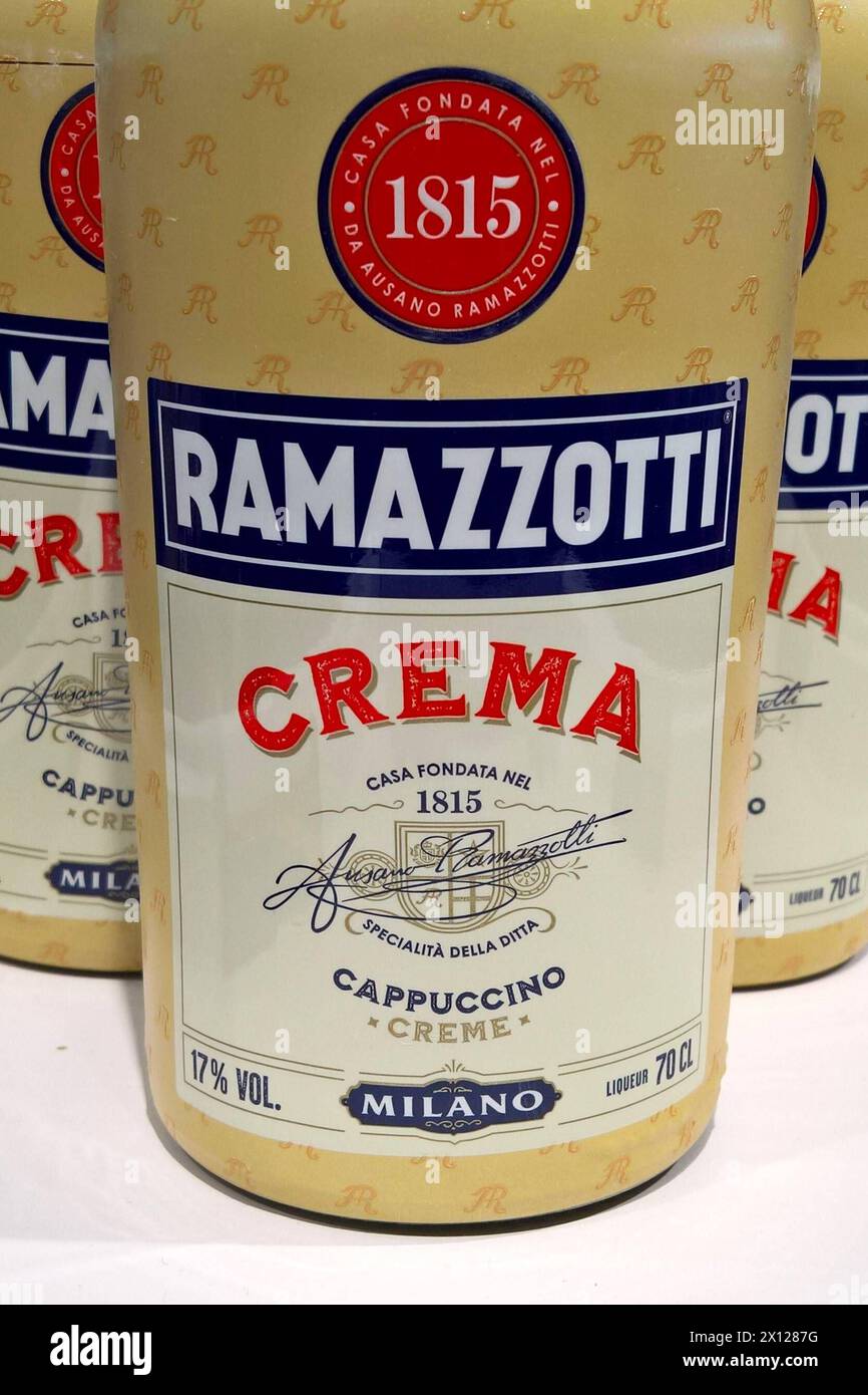 Ramazzotti ist ein italienischer Kräuterlikör, ein Amaro, mit einem Alkoholgehalt von 30 Prozent. Der Handelsname lautet Amaro Ausano Ramazzotti. Seit 1985 gehört das Unternehmen zur französischen Pernod Ricard Gruppe. In Deutschland Wird Ramazzotti seit 1989 von der deutschen Tochtergesellschaft Pernod Ricard Deutschland GmbH vertrieben. Foto: Ein weiteres Produkt aus Milano ist der Ramazzotti crema, Cappuccino crema **** Ramazzotti è un liquore alle erbe italiano, un amaro, con una gradazione alcolica del 30% il nome commerciale è Amaro Ausano Ramazzotti l'azienda ha fatto parte del francese per Foto Stock