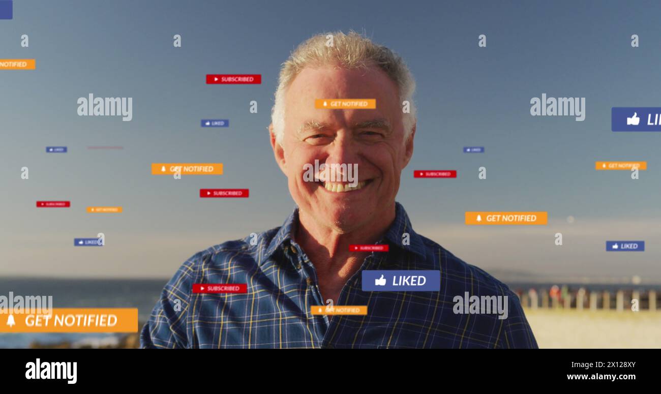 Immagine del testo dei social media e delle icone sull'uomo caucasico sulla spiaggia Foto Stock