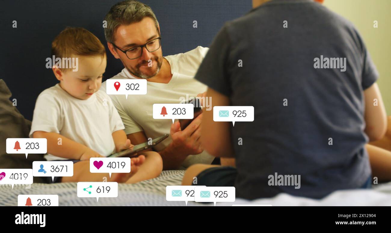 Immagine di barre di notifica su padre e figli caucasici che utilizzano il cellulare e il tablet digitale Foto Stock