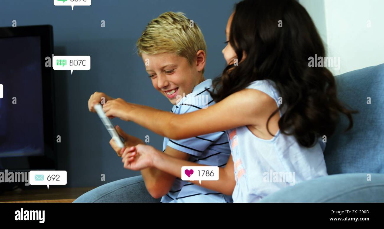 Immagine di barre di notifica su diversi bambini che cercano di strappare un tablet digitale l'uno dall'altro Foto Stock