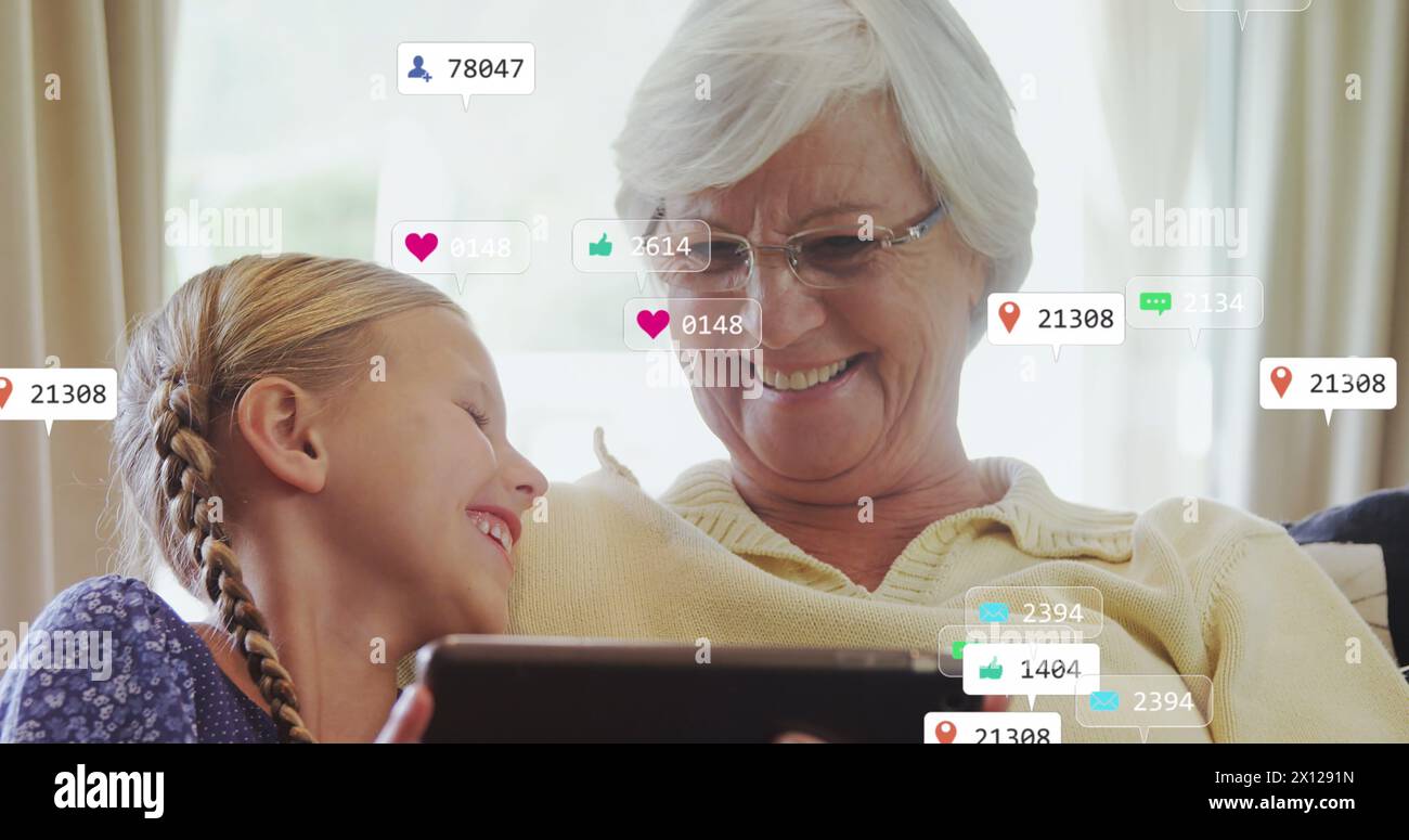 Immagine fuori dalle barre di notifica sulla nonna e la nipote caucasica utilizzando un tablet digitale Foto Stock