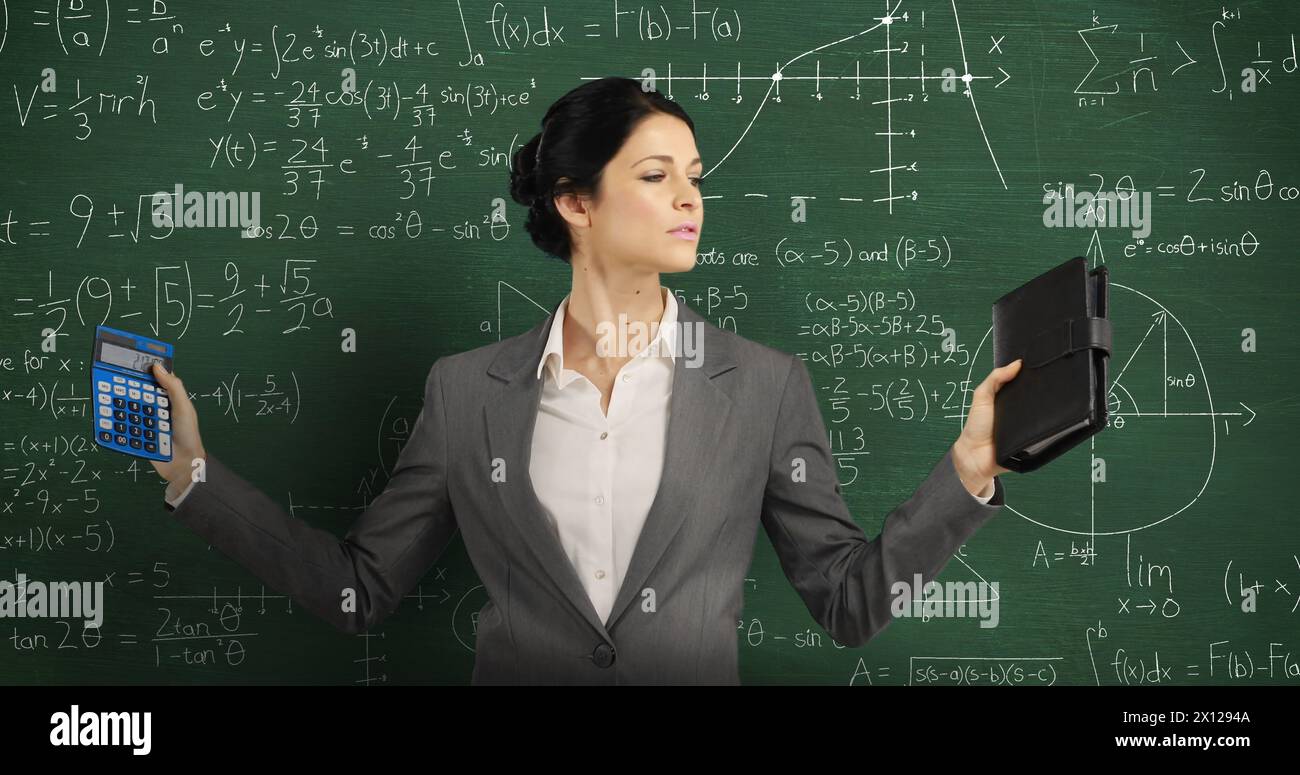 Immagine di una giovane donna caucasica che tiene in mano una calcolatrice e un taccuino, si guarda intorno e sorride a CA Foto Stock