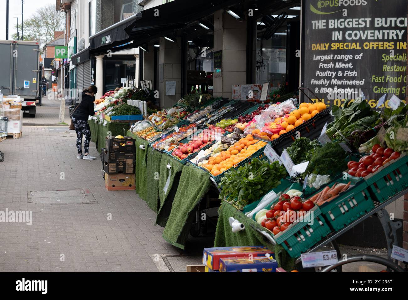 Un negozio che vende frutta e verdura, Foleshill Road, Coventry, West Midlands, Inghilterra, REGNO UNITO Foto Stock