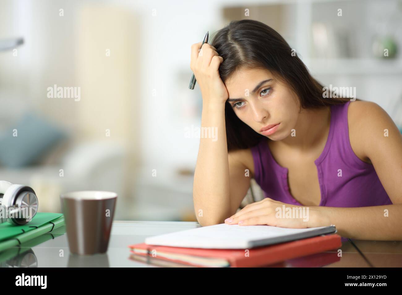 Uno studente frustrato si lamentava a casa cercando di memorizzare la lezione dal notebook Foto Stock