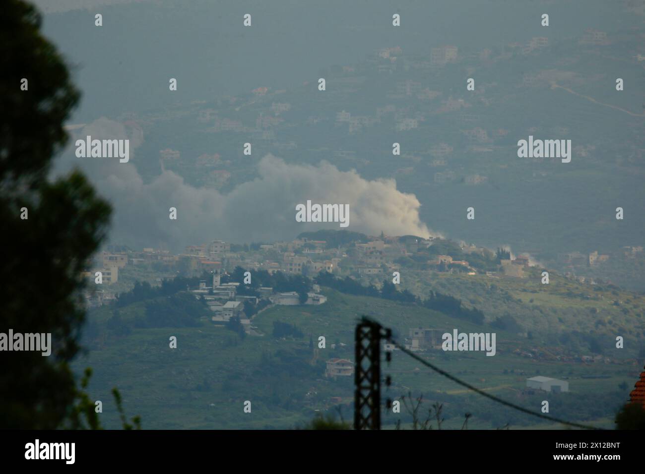 Marjeyoun, Libano. 14 aprile 2024. Il fumo causato da uno sciopero israeliano può essere visto a Marjeyoun, Libano, il 14 aprile 2024. Secondo fonti militari libanesi, un civile libanese è stato ucciso e altri cinque feriti domenica mattina presto in attacchi aerei israeliani su un villaggio nel sud del Libano. Crediti: Ali Hashisho/Xinhua/Alamy Live News Foto Stock