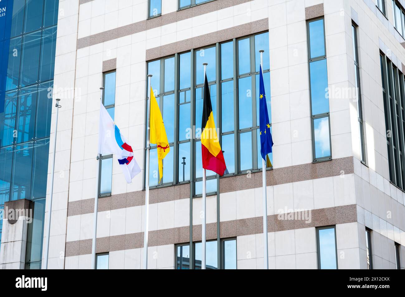 Centro di Bruxelles, Belgio - 13 aprile 2024 - Bandiere dell'UE, del Belgio e della regione Vallone Foto Stock