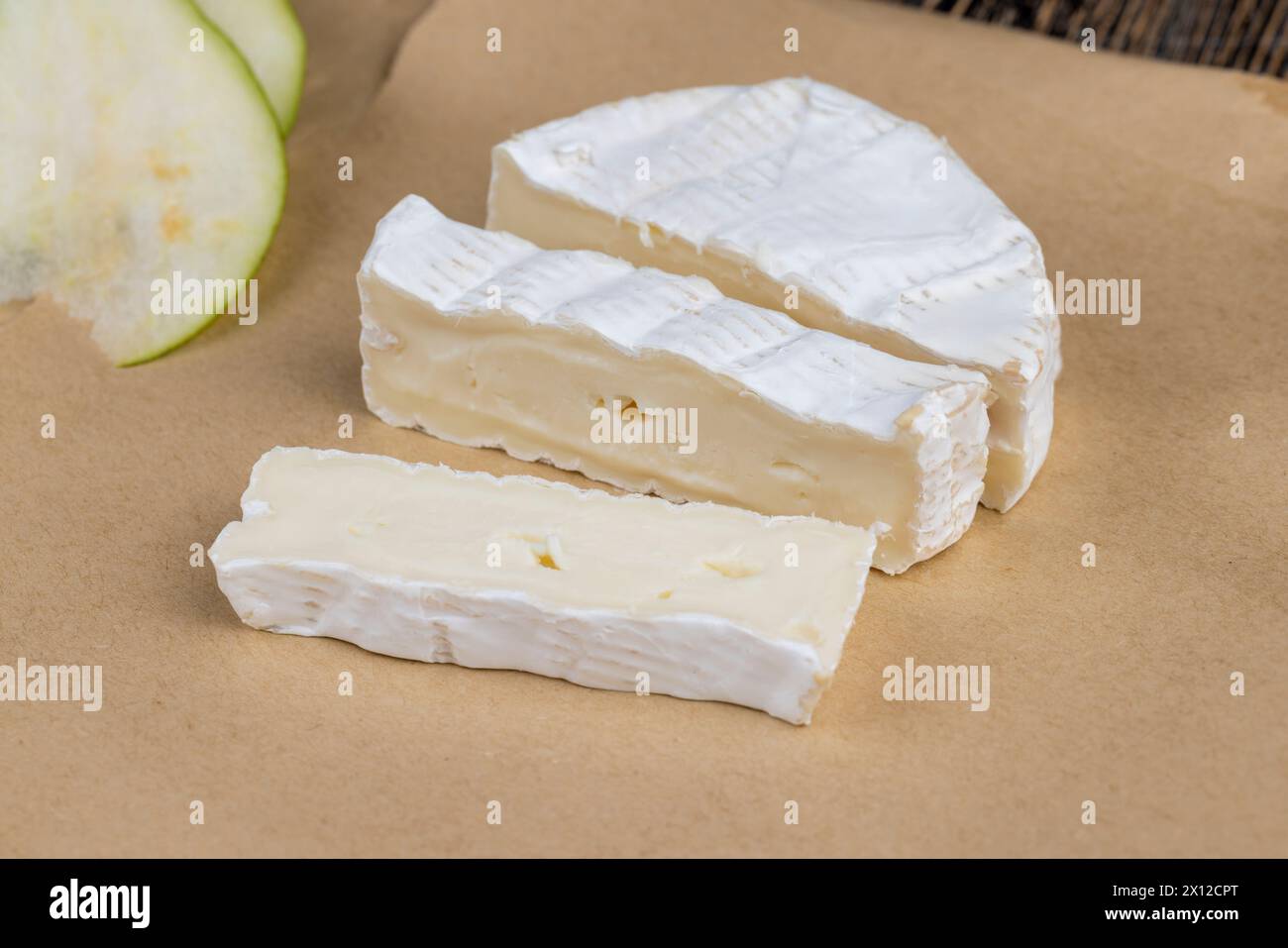 formaggio morbido lavorato con muffa bianca sul tavolo, formaggio bianco a fette con primo piano di muffa Foto Stock